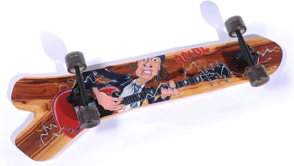 Longboard aus einem Baumstamm