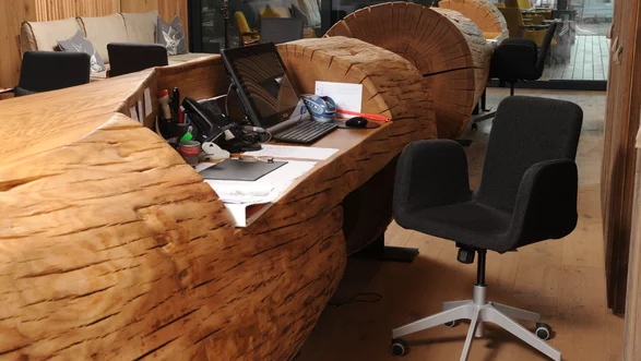 Hotellerie Möbel aus einem Baumstamm