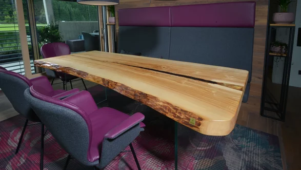 Table à manger d'un tronc d'arbre