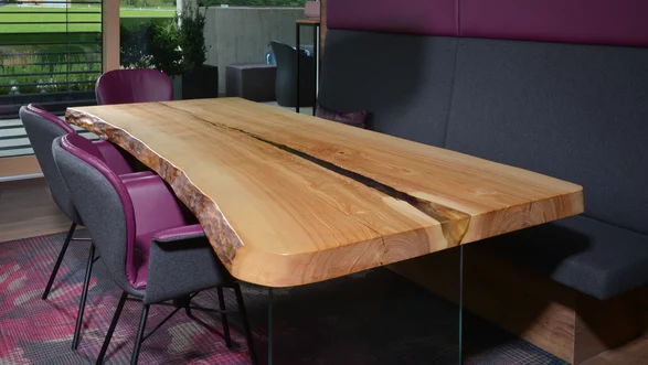 Table à manger d'un tronc d'arbre