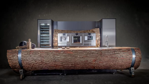 Mobili da cucina in legno con tronco d'albero di Stammdesign