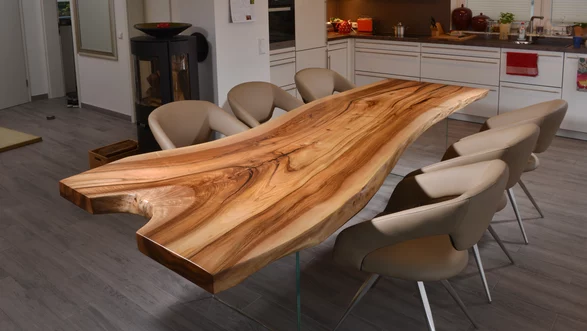 Epoxidharz Holztisch Nussbaum