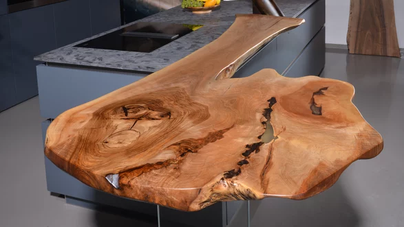 Bar Massivholz aus einem Baumstamm