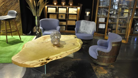 Massivholz Couchtisch aus einem Baumstamm