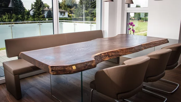 Table à manger d'un tronc d'arbre